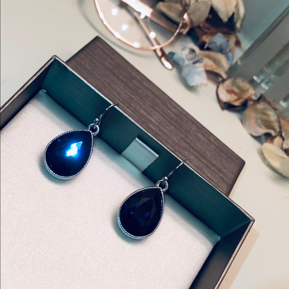 Very beautiful earring! Better than Swarovski